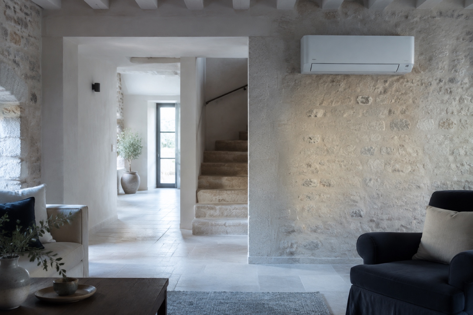 Climatisation discrètement intégrée dans une maison en pierre